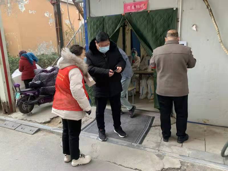 郑州社区科普大学金水分校开设“智能手机课程”助力老人核酸检测